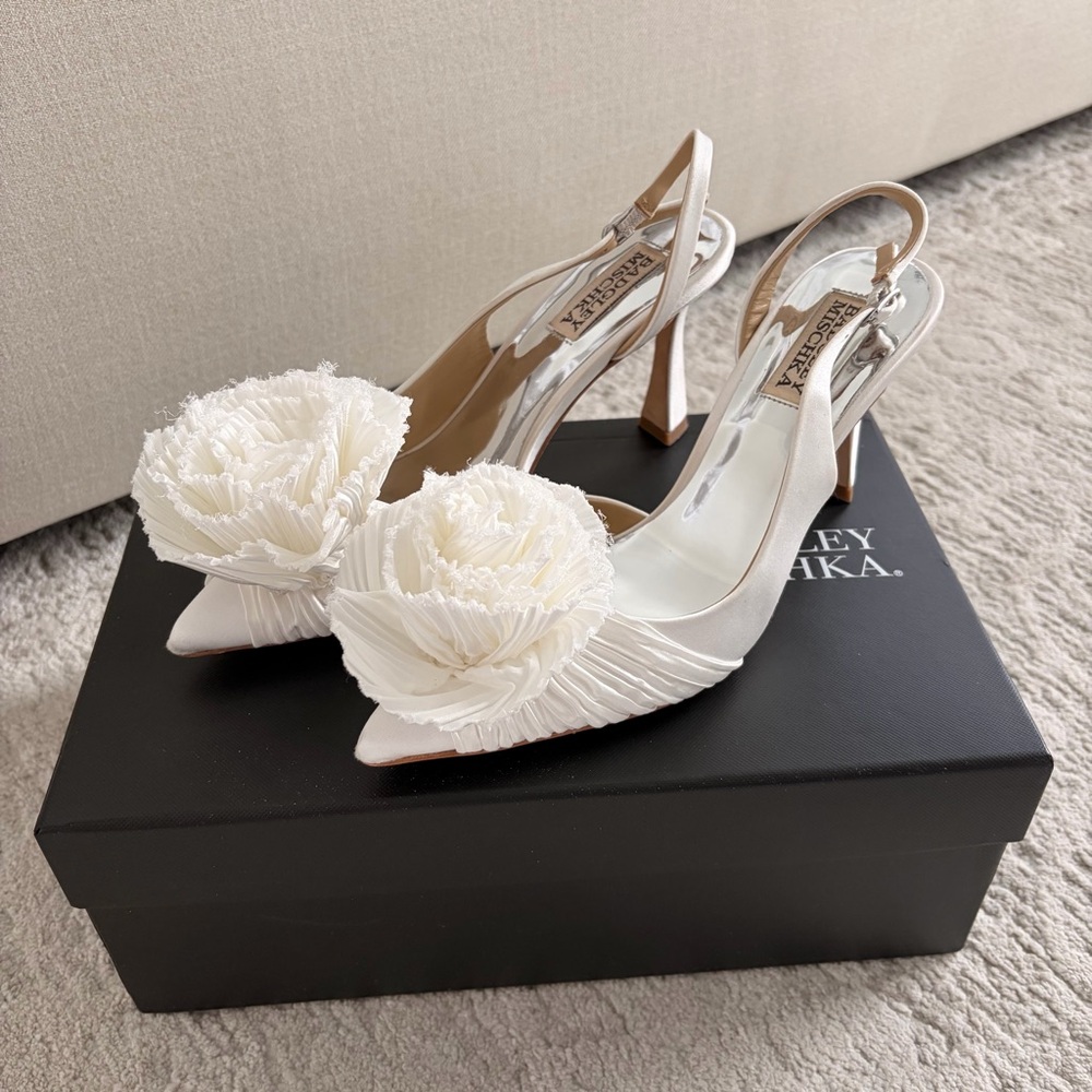 Badgley Mischka Cream Floral Embellished Heels, Satin 🤍